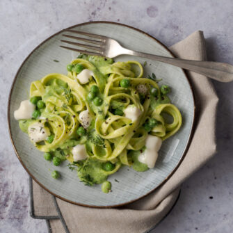 piatto di tagliatelle verdi con taleggio
