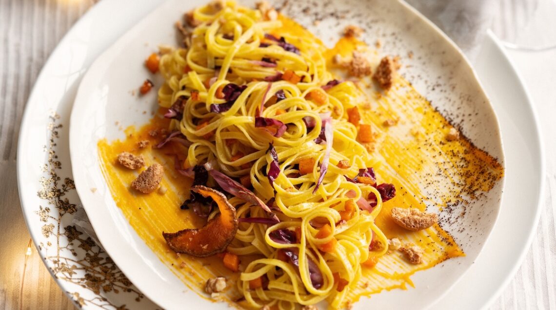 Tagliolini con zucca e radicchio, crumble di amaretti e caffè