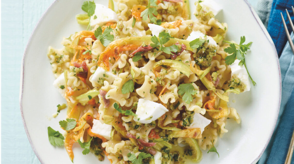 Reginette con tapenade verde fiori di zucca e bufala