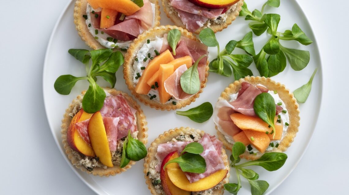 tartellette con frutta e salumi