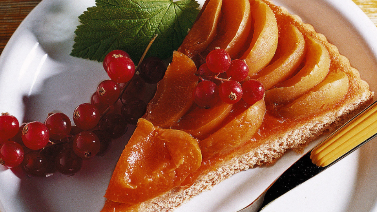 Torta con le albicocche e confettura