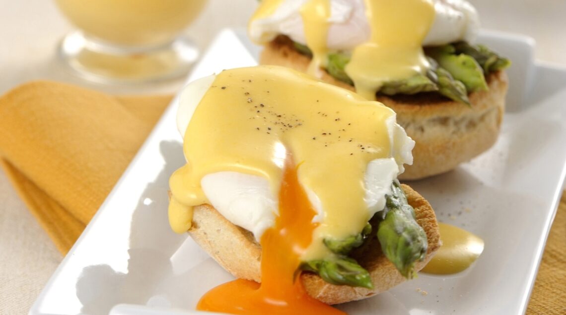 Uova benedict con gli asparagi
