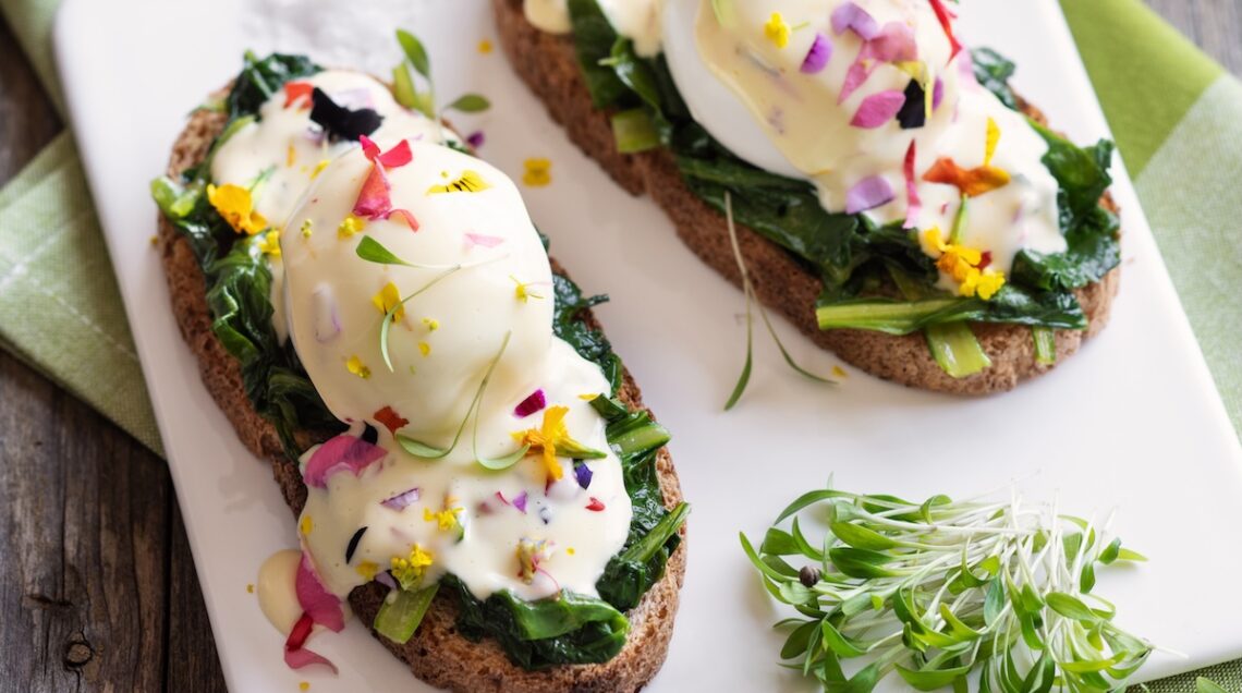 Uova di montagna alla Benedict con fiori