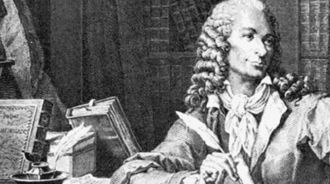 Stampa in bianco e nero del 1795 che raffigura Voltaire al suo tavolo di lavoro, con una penna in mano e molti volumi