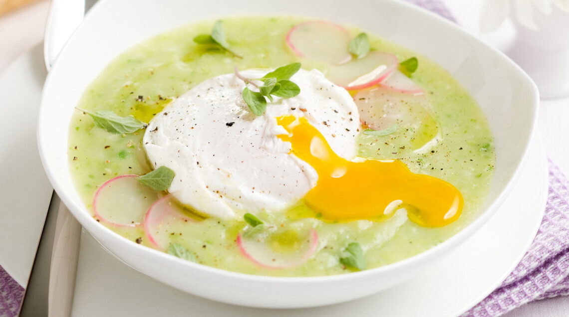 piatto di Zuppetta di patate e zucchine ai ravanelli