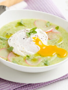 piatto di Zuppetta di patate e zucchine ai ravanelli
