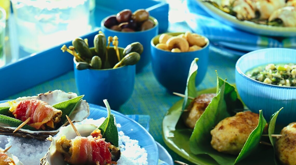 finger food e cocktail su un tavolo all'aperto