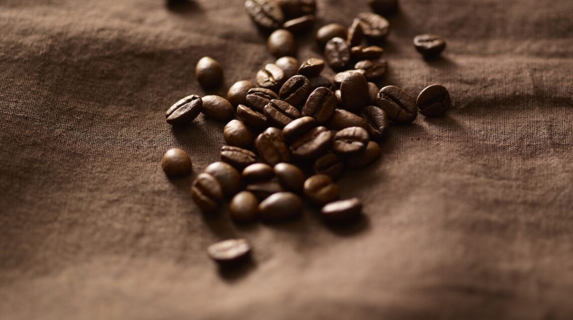 Chicchi di caffè su tela marrone
