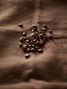 Chicchi di caffè su tela marrone