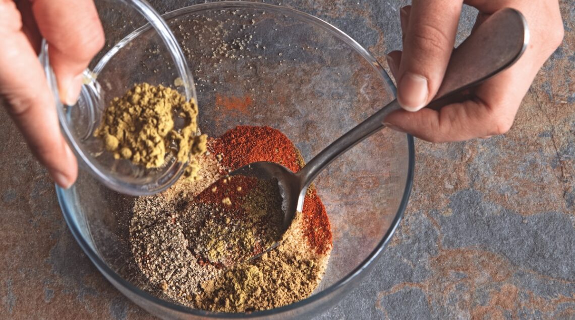 Mix di spezie e caffè in una ciotola