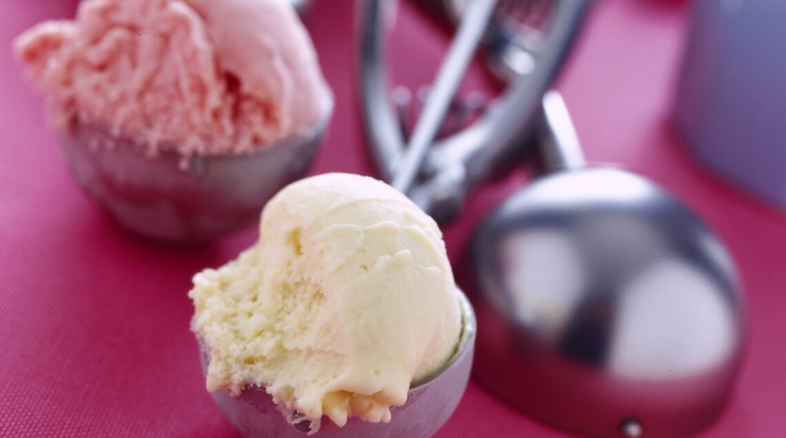 dosatori con palline di gelato alla crema e alla fragola