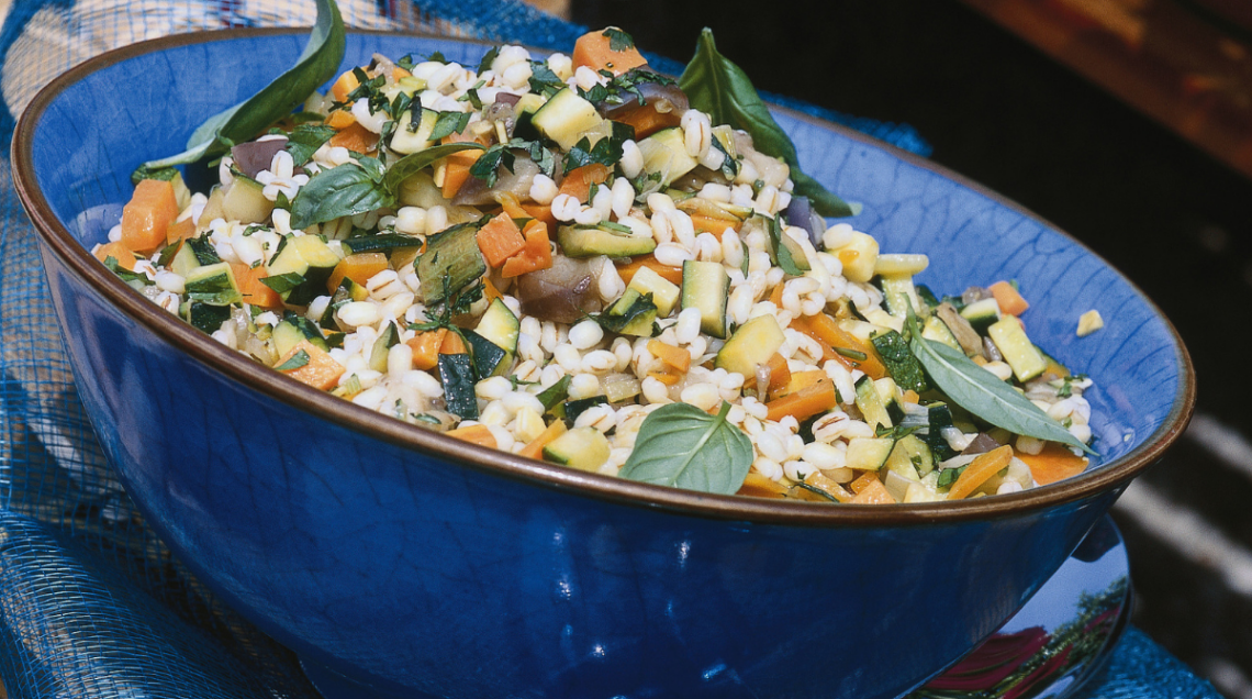 insalata fredda di orzo con verdure in una ciotola di ceramica blu