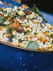 insalata fredda di orzo con verdure in una ciotola di ceramica blu