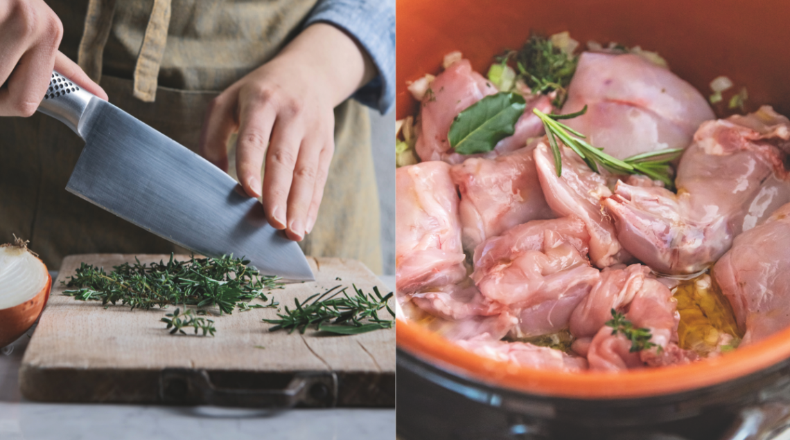 Preparazione di un piatto con erbe aromatiche: a sinistra una chef trita rosmarino e timo su un tagliere, a destra pezzi di carne cruda in pentola con aromi e olio.