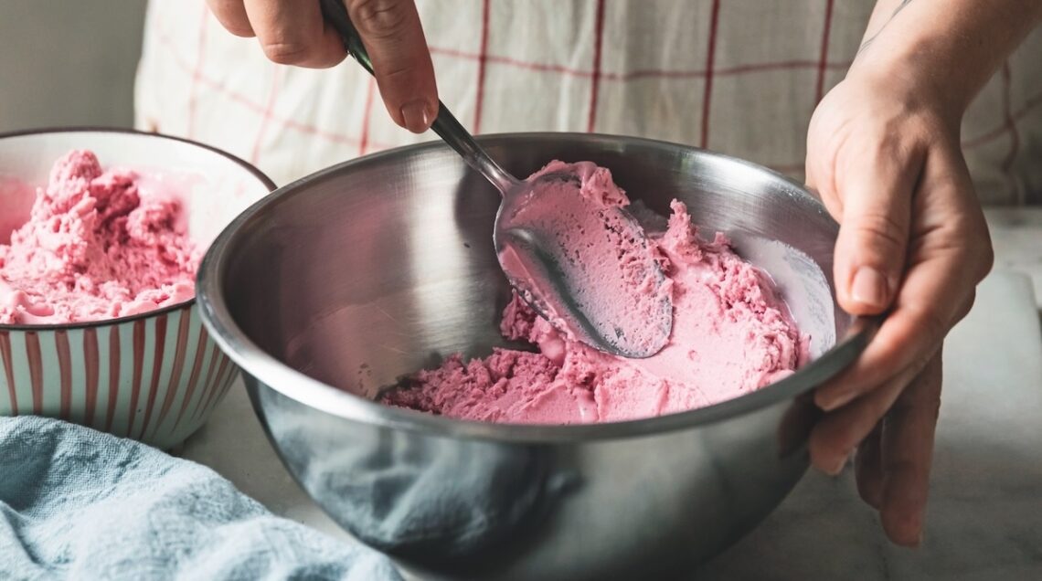 Gelato steso in uno stampo da zuccotto