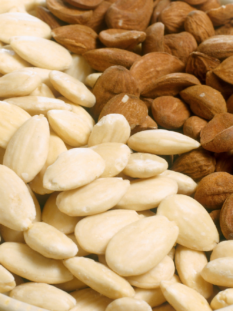 ciotola di mandorle sbucciate e con la buccia