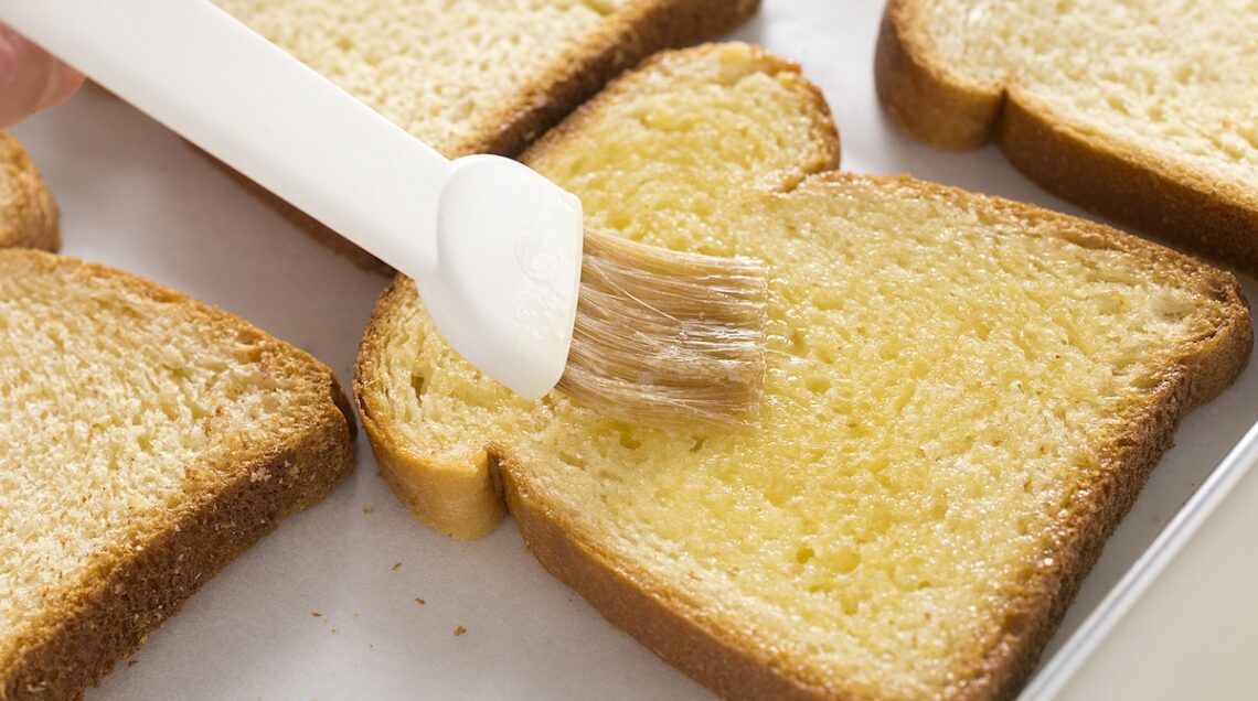 Fette di pane spennellate di burro