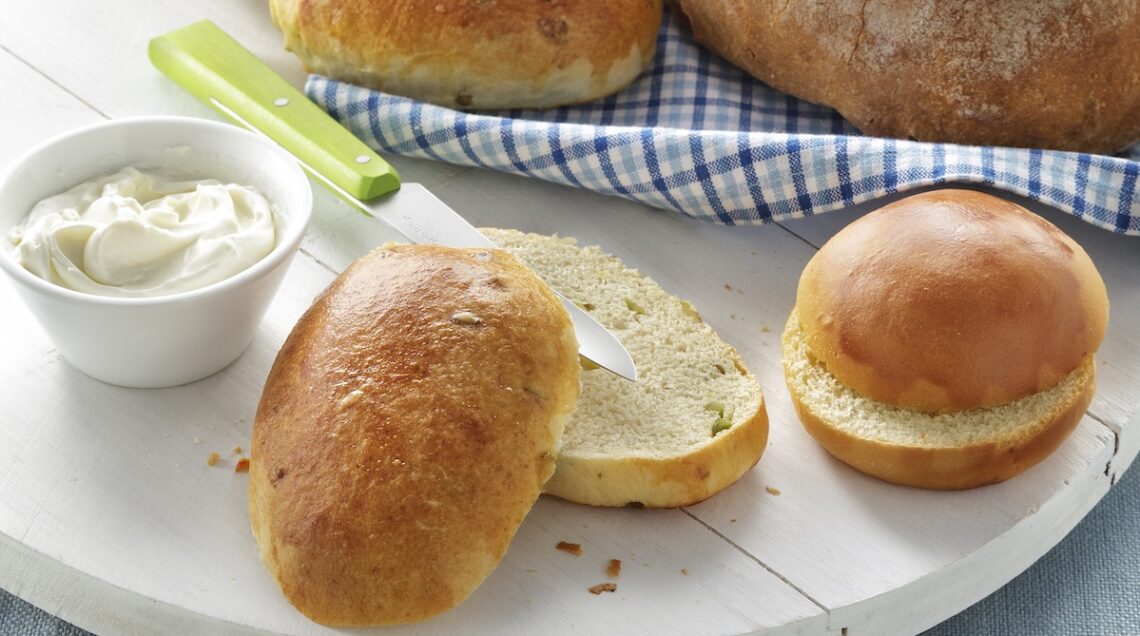 Panini al latte tagliati a metà