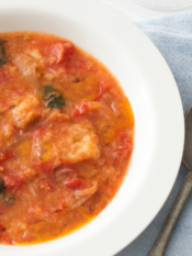 pappa al pomodoro in un piatto con accanto un cucchiaio