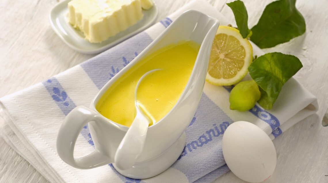 Salsiera con salsa olandese