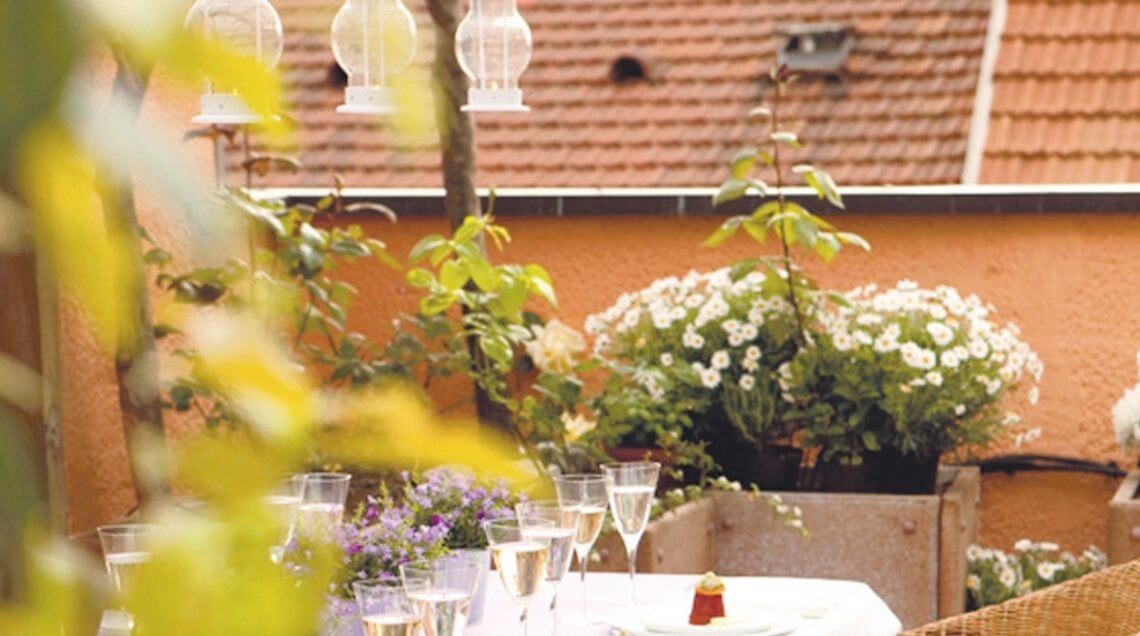 tavolo allestito in terrazza