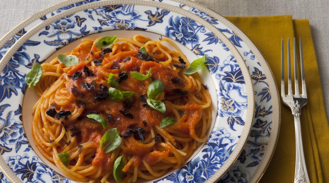 Piatto di vermicelli al pomodoro e alghe