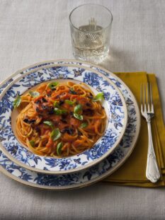 Piatto di vermicelli al pomodoro e alghe