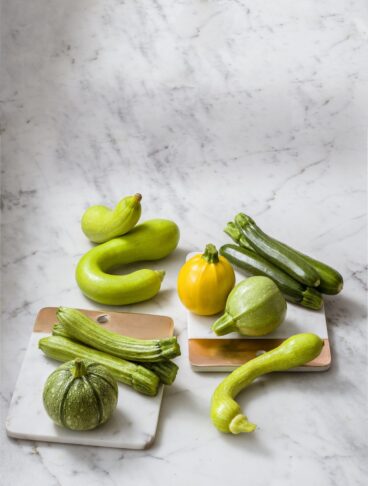 Diverse tipologie di zucchine di vari colori, forme e dimensioni