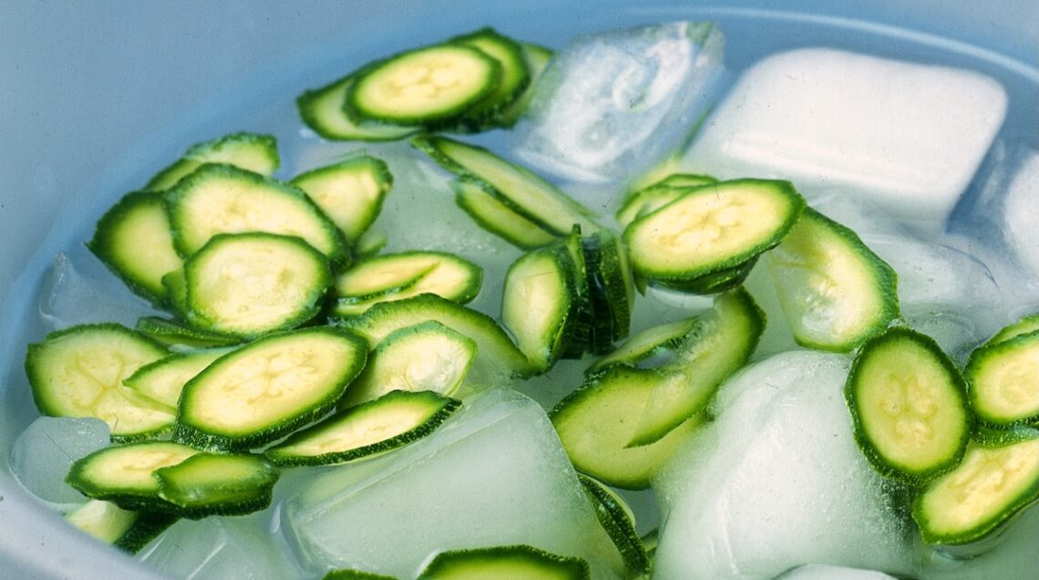 zucchine a fettine immerse in acqua e ghiaccio