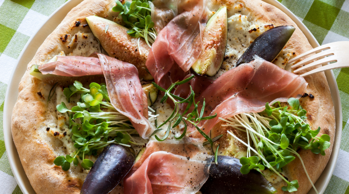 Pizza bianca con ricotta al pepe, prosciutto crudo e fichi