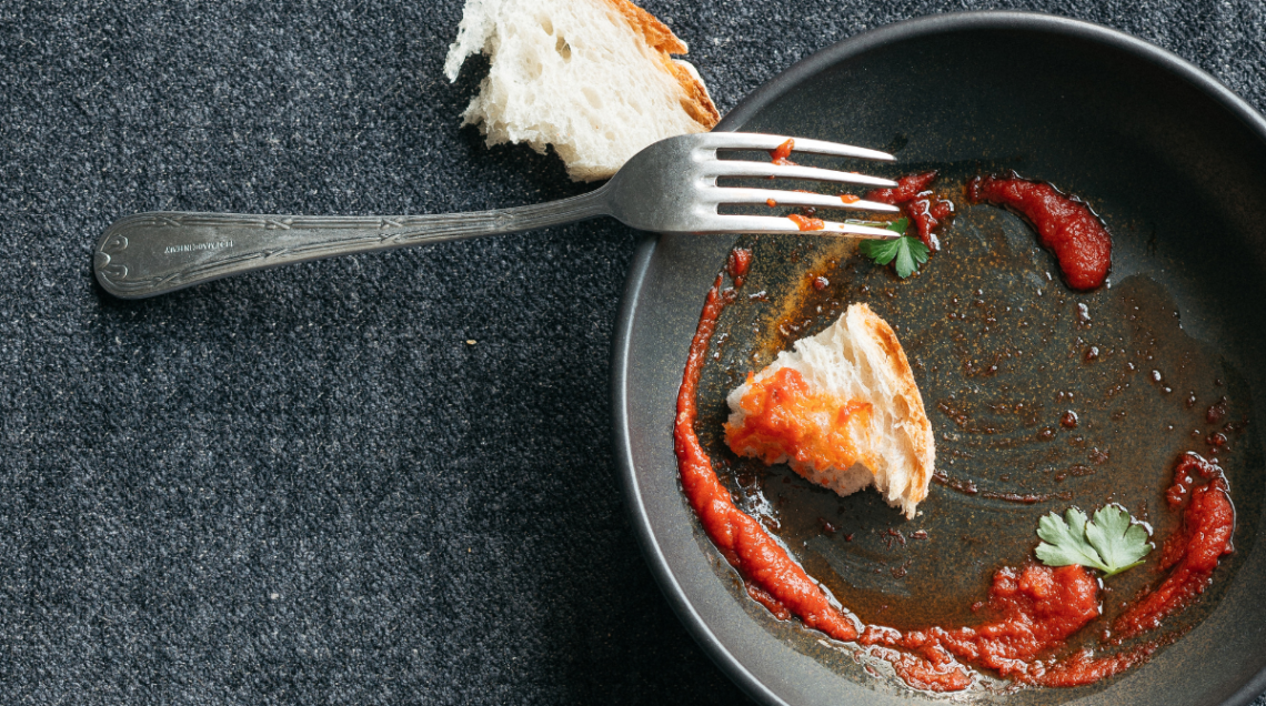 Piatto con forchetta sugo e pezzo di pane