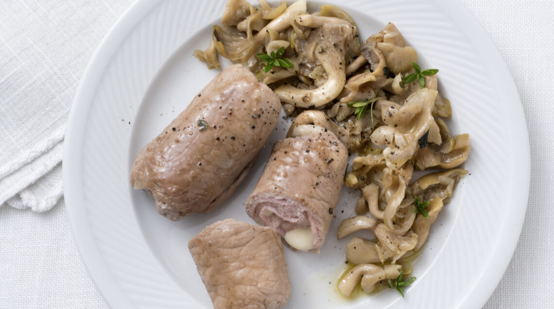Involtini di vitello, prosciutto e formaggio con finferli