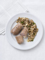 Involtini di vitello, prosciutto e formaggio con finferli