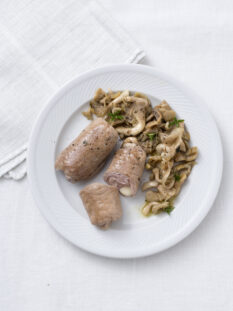 Involtini di vitello, prosciutto e formaggio con finferli