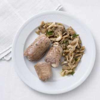 Involtini di vitello, prosciutto e formaggio con finferli