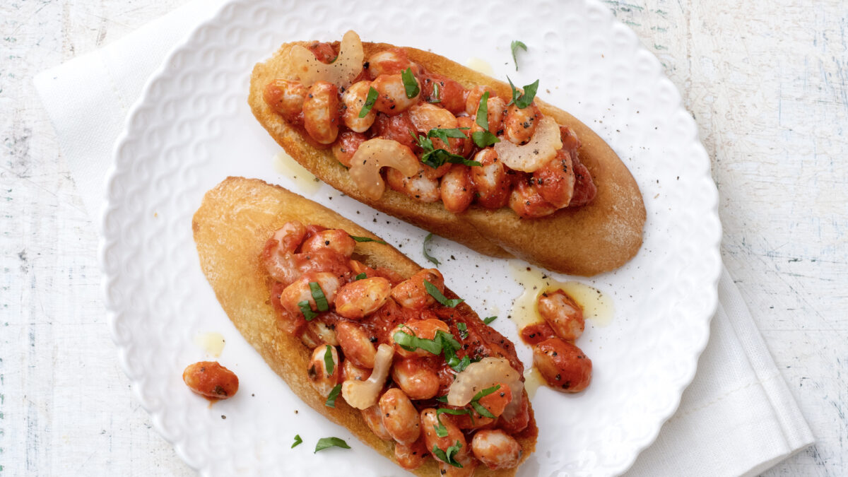 Crostoni con borlotti in umido