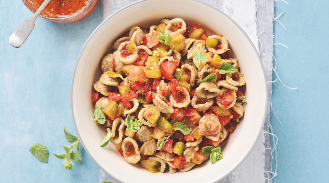 Orecchiette al sugo crudo al doppio pomodoro e briciole
