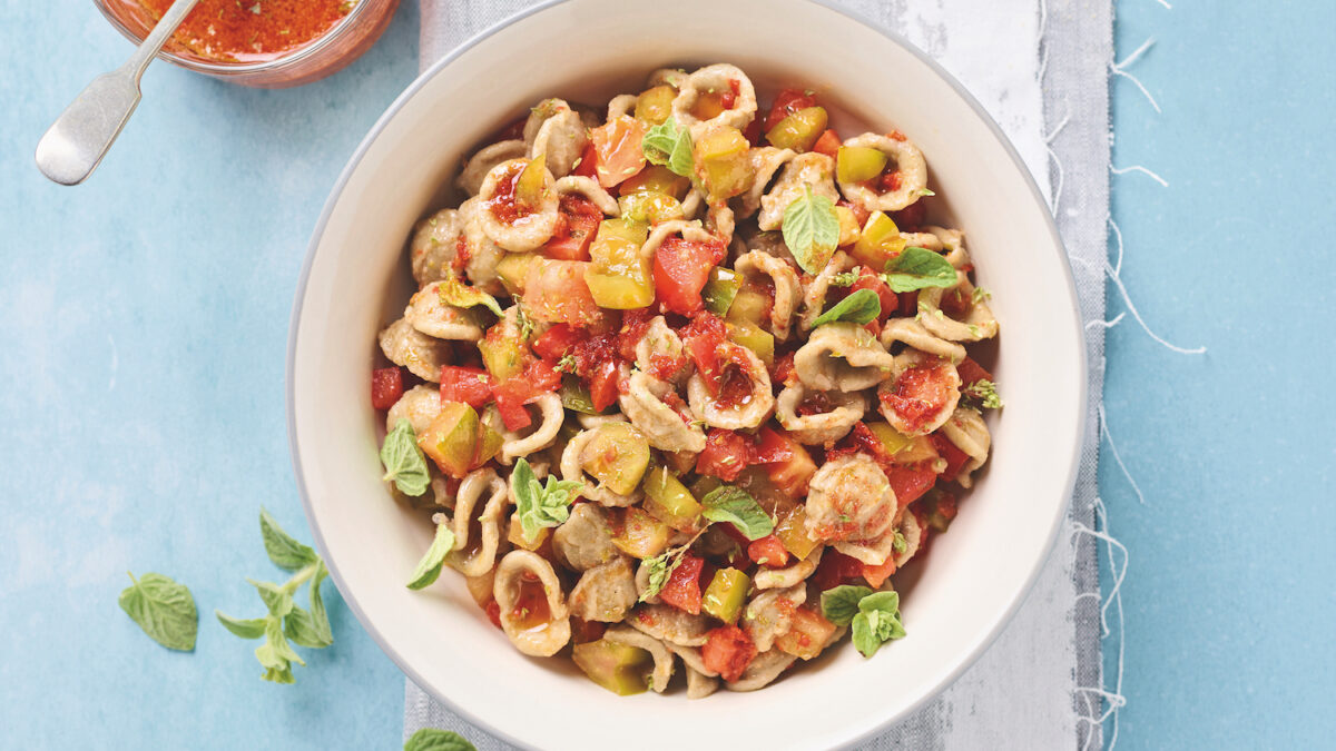 Orecchiette al sugo crudo al doppio pomodoro e briciole