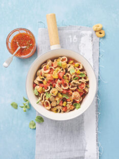 Orecchiette al sugo crudo al doppio pomodoro e briciole