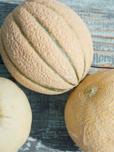 tre tipologie di melone rappresentate su uno sfondo neutro