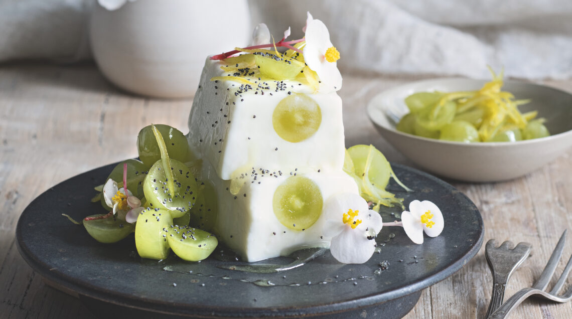 Panna cotta con uva sciroppata al limone e papavero