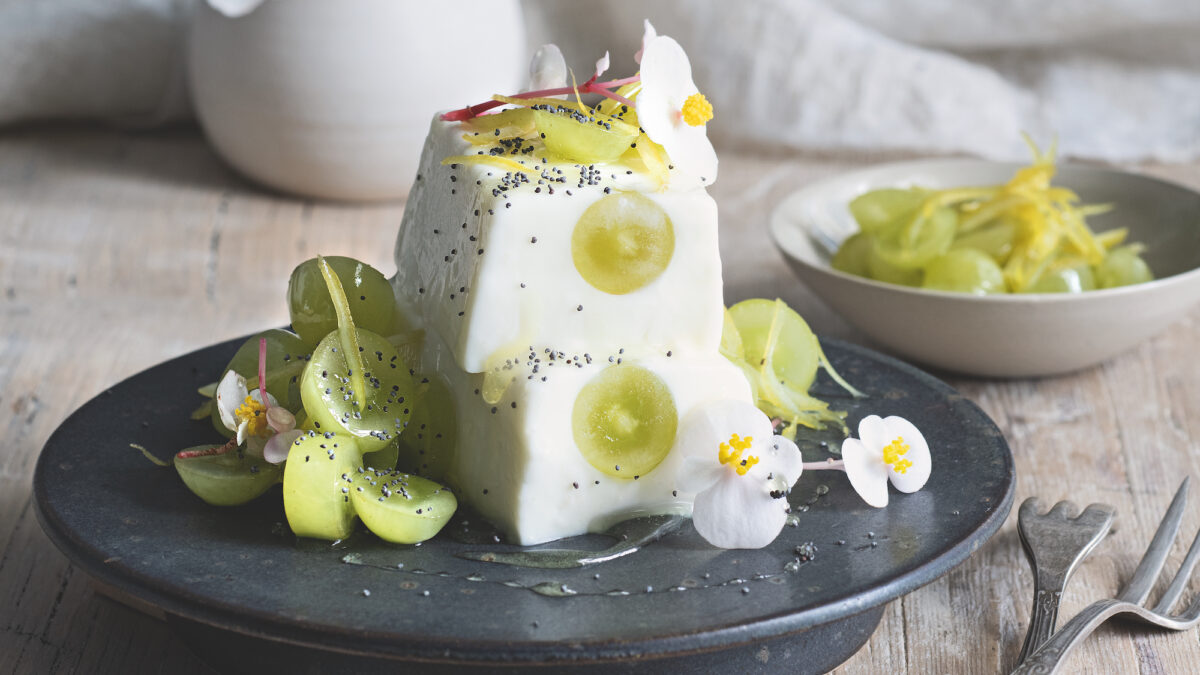 Panna cotta con uva sciroppata al limone e papavero