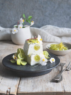 Panna cotta con uva sciroppata al limone e papavero