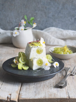 Panna cotta con uva sciroppata al limone e papavero