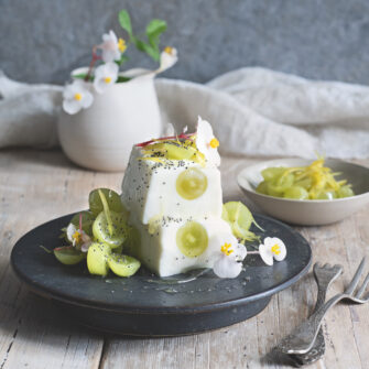 Panna cotta con uva sciroppata al limone e papavero