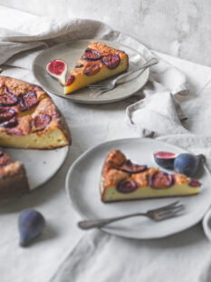 Torta semisoffice di ricotta e fichi