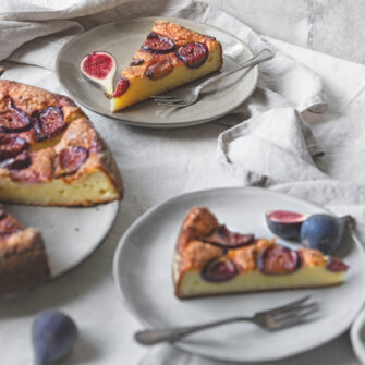Torta semisoffice di ricotta e fichi