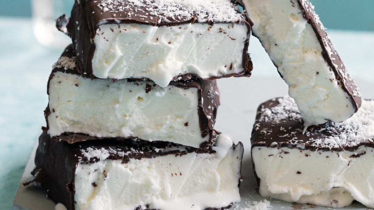Barrette di gelato al cocco e cioccolato croccante