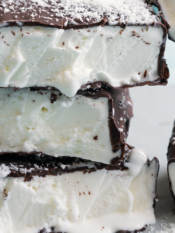 Barrette di gelato al cocco e cioccolato croccante