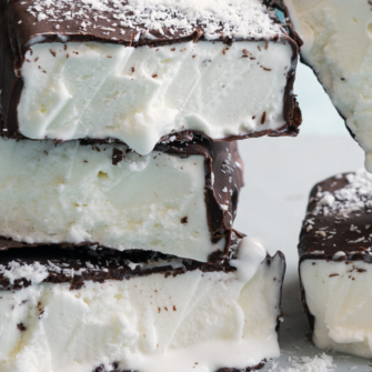 Barrette di gelato al cocco e cioccolato croccante